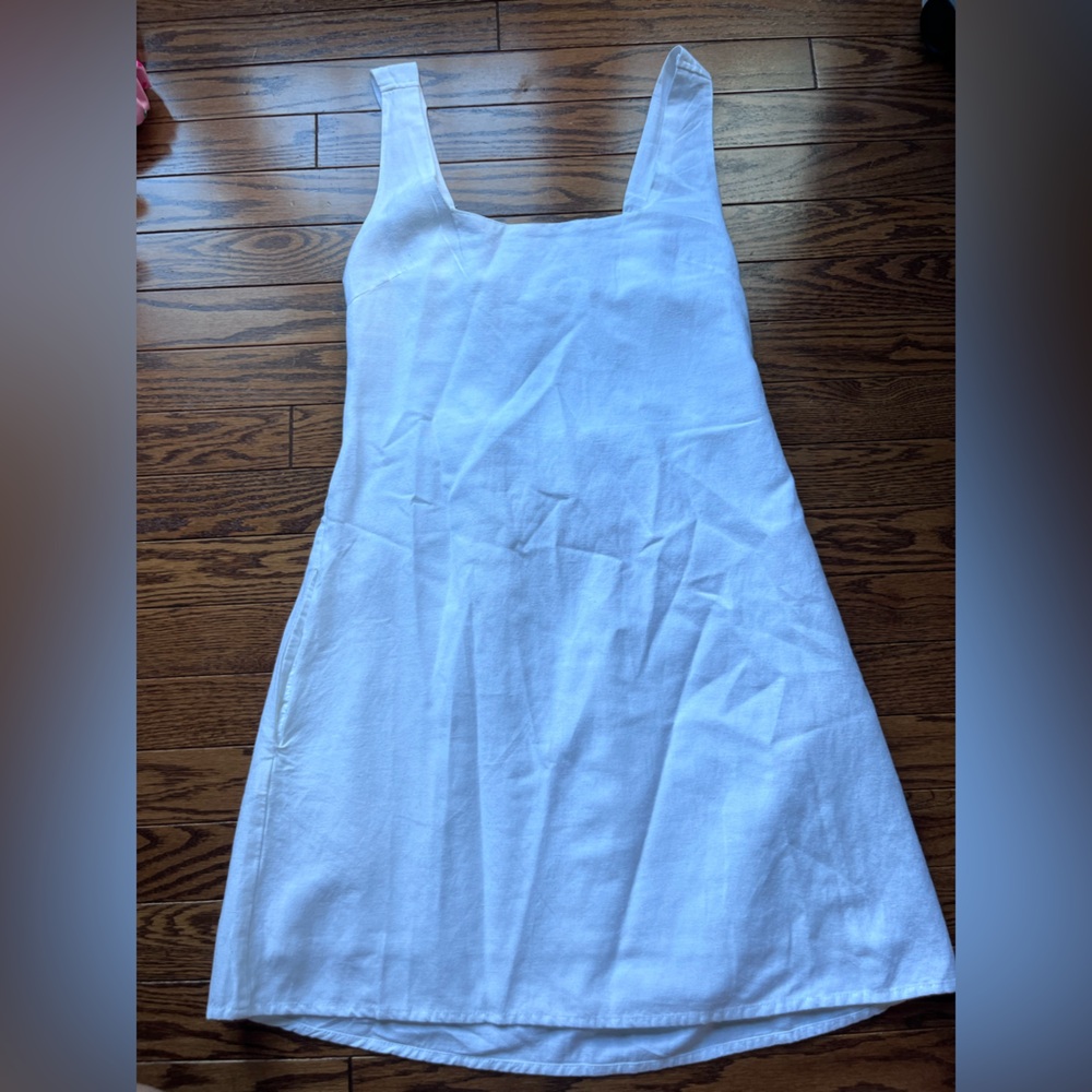 Elegant White Sleeveless Dress